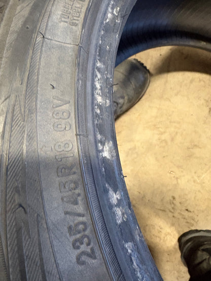 4 pneus d hiver 235/45r18 toyo en bon état
