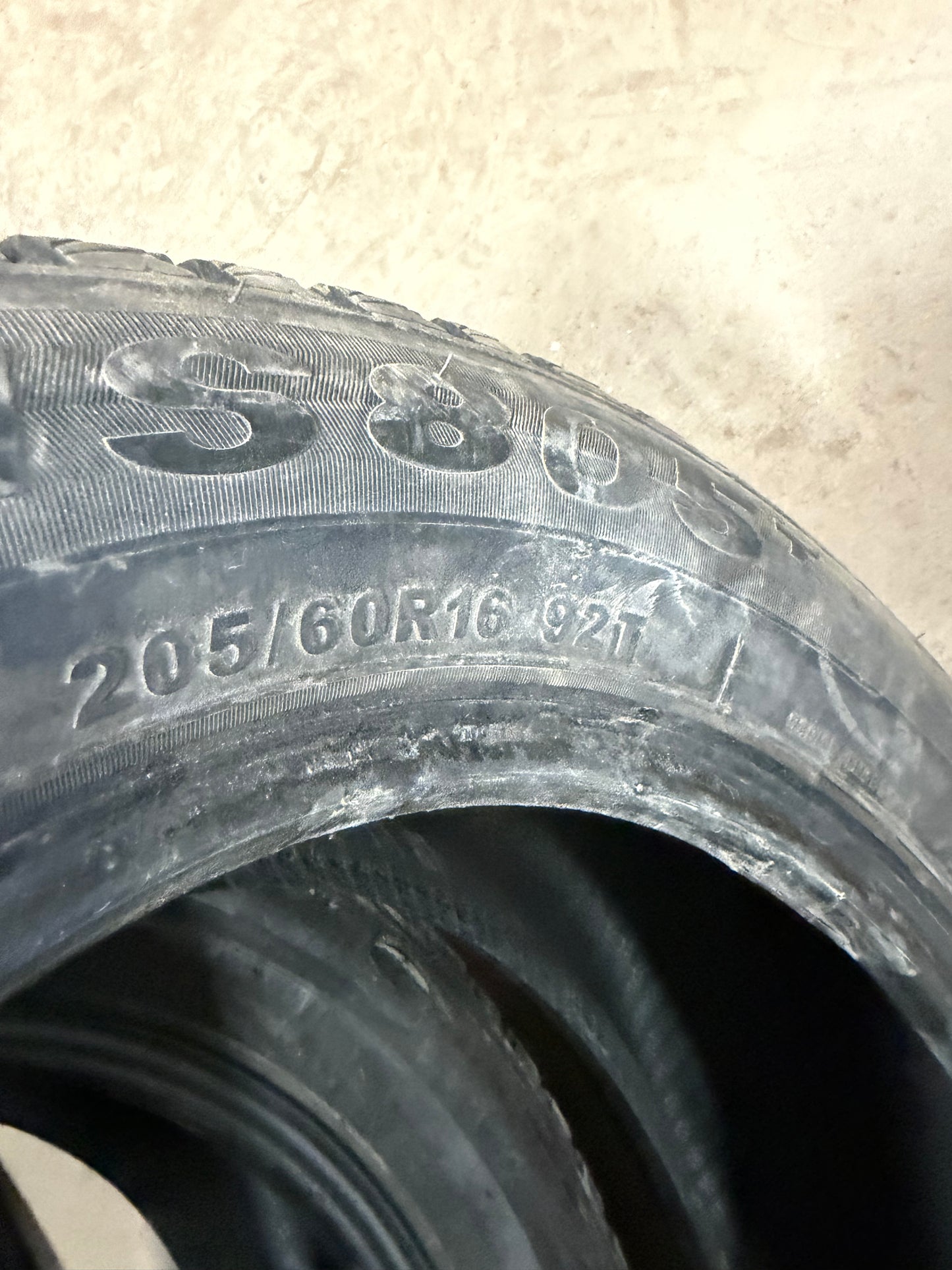 2 pneus d hiver 205/60r16 nereus en bon etat