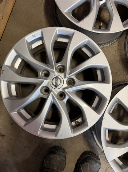 4 mags Nissan 16 pouces 5x114.3 a l etat neuf