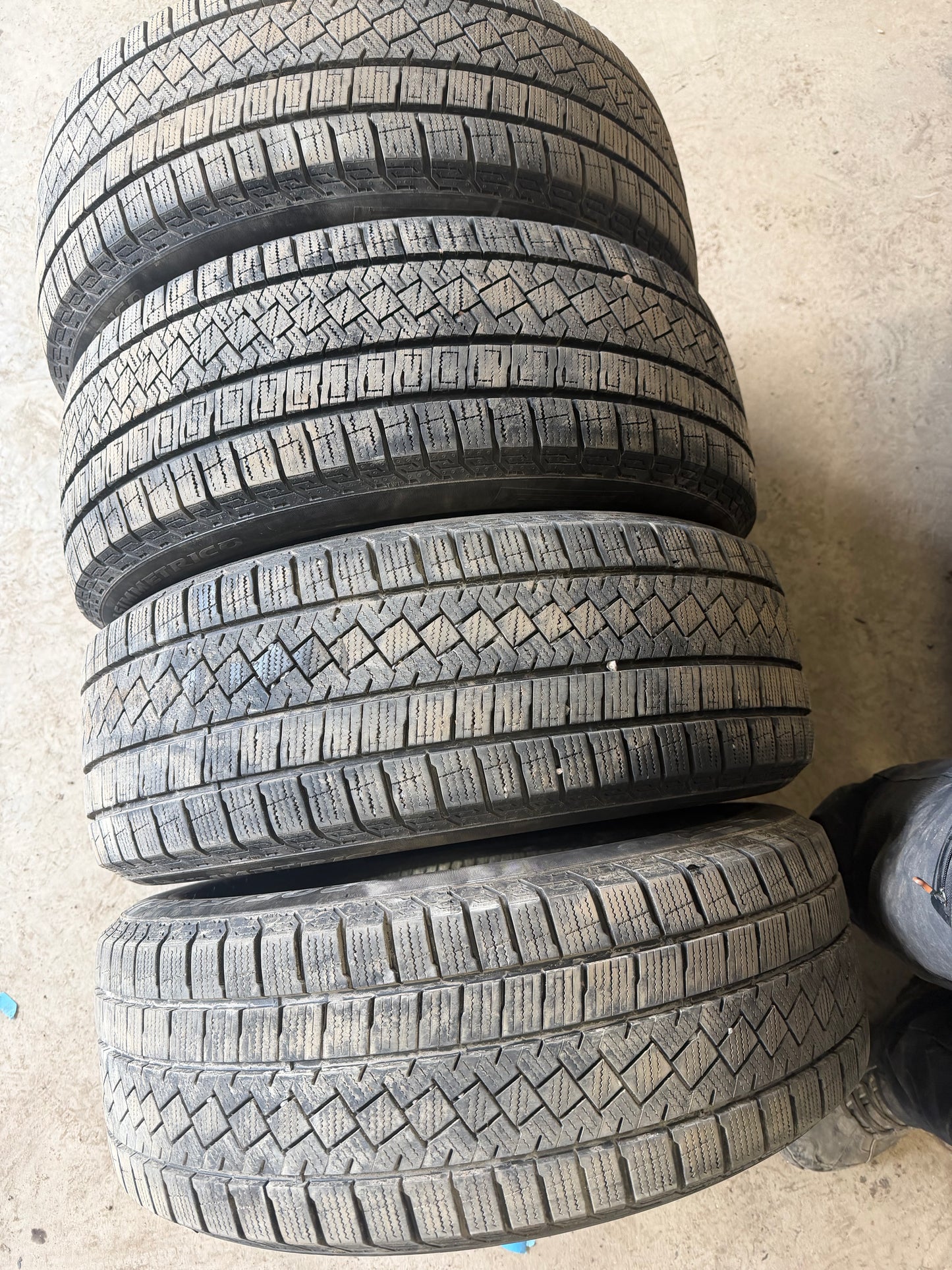 4 pneus d hiver 205/55r17 pirelli a l etat neuf
