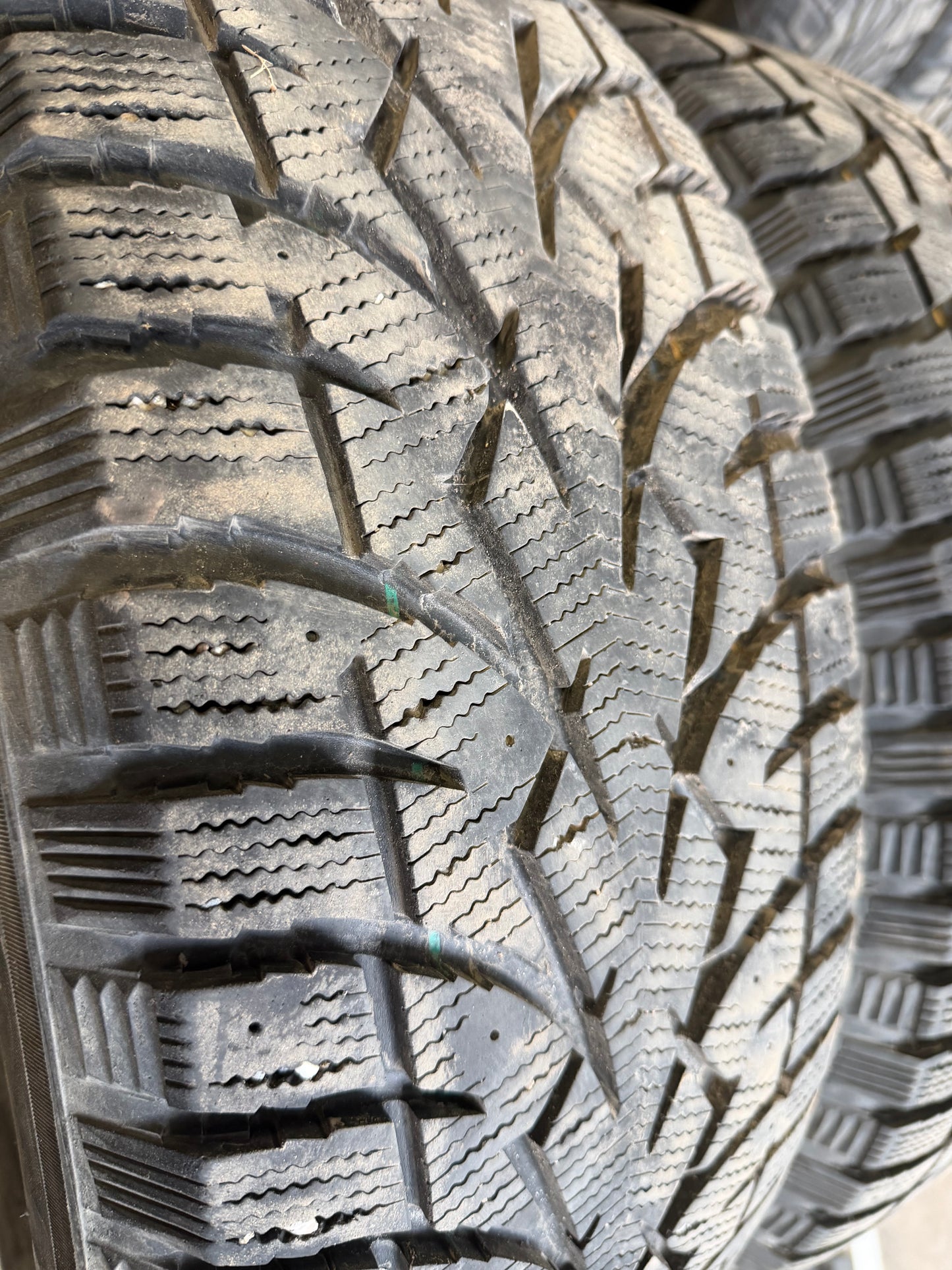4 pneus d hiver 235/65r17 toyo a l etat neuf