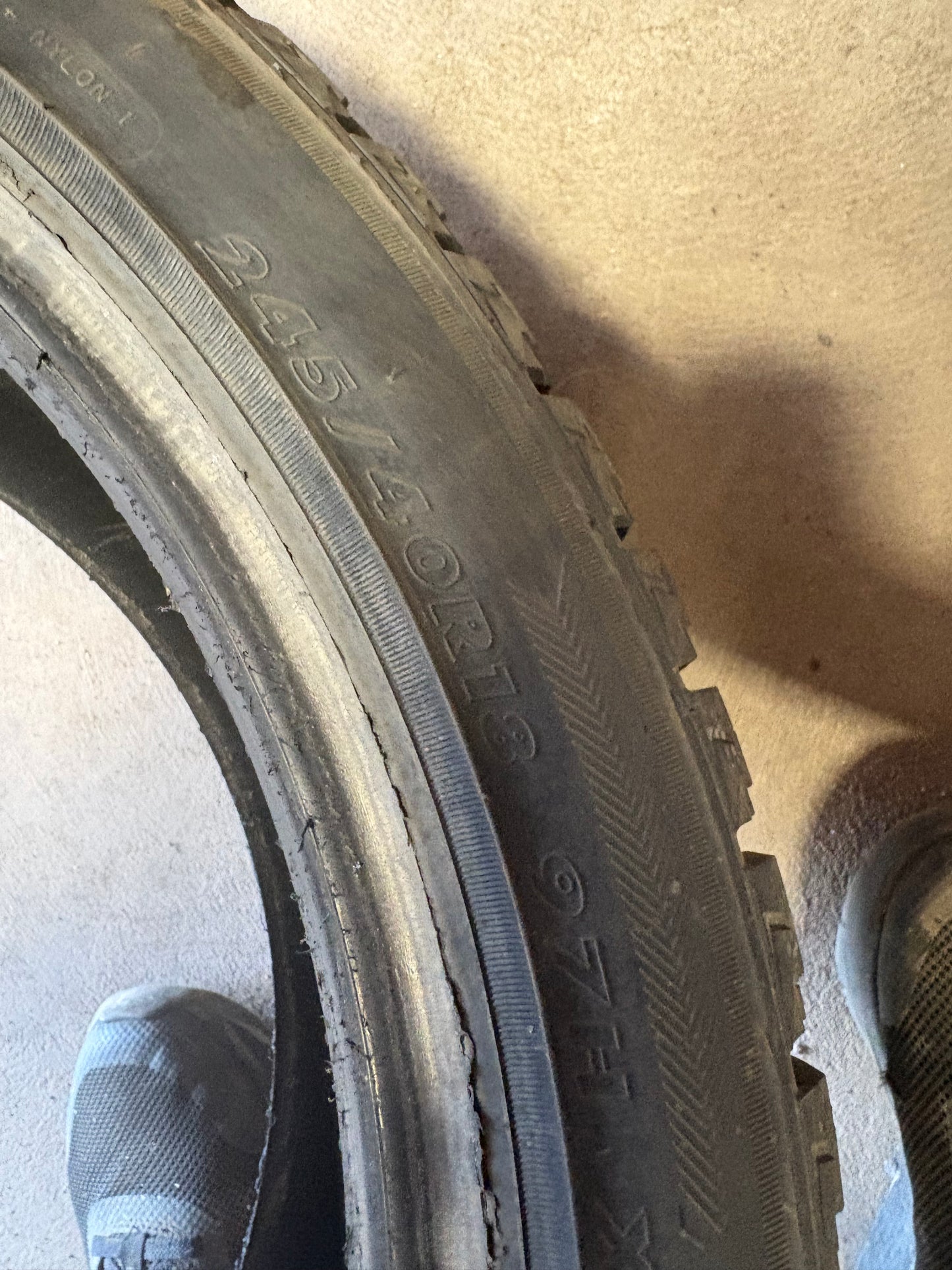 2 pneus d hiver 245/40r18 maxtrek a l état neuf