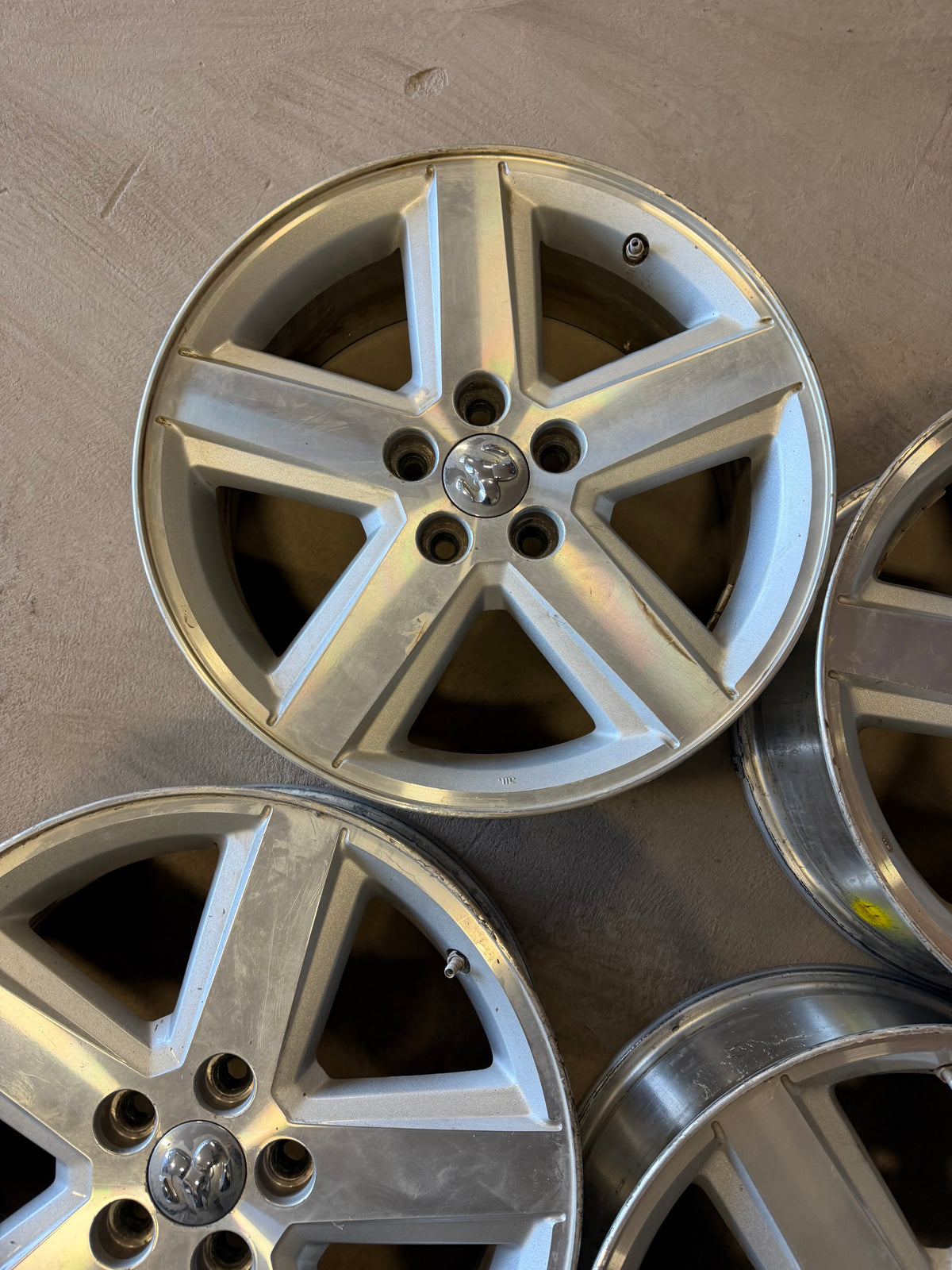 4 mags dodge 18 pouces 5x114.3 67.1 mm de moyeu
