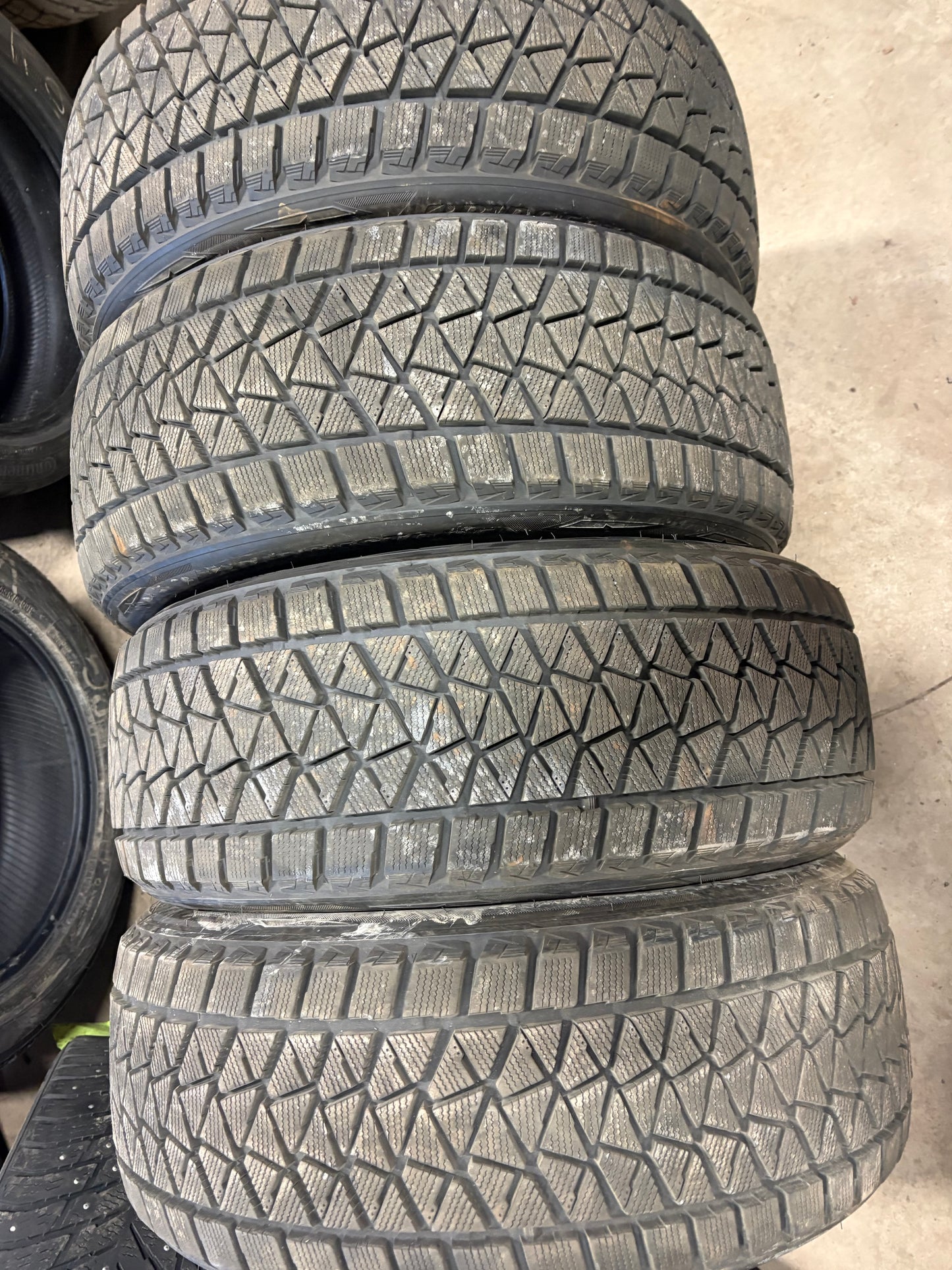 4 pneus d hiver 235/45r19 Bridgestone a l état neuf