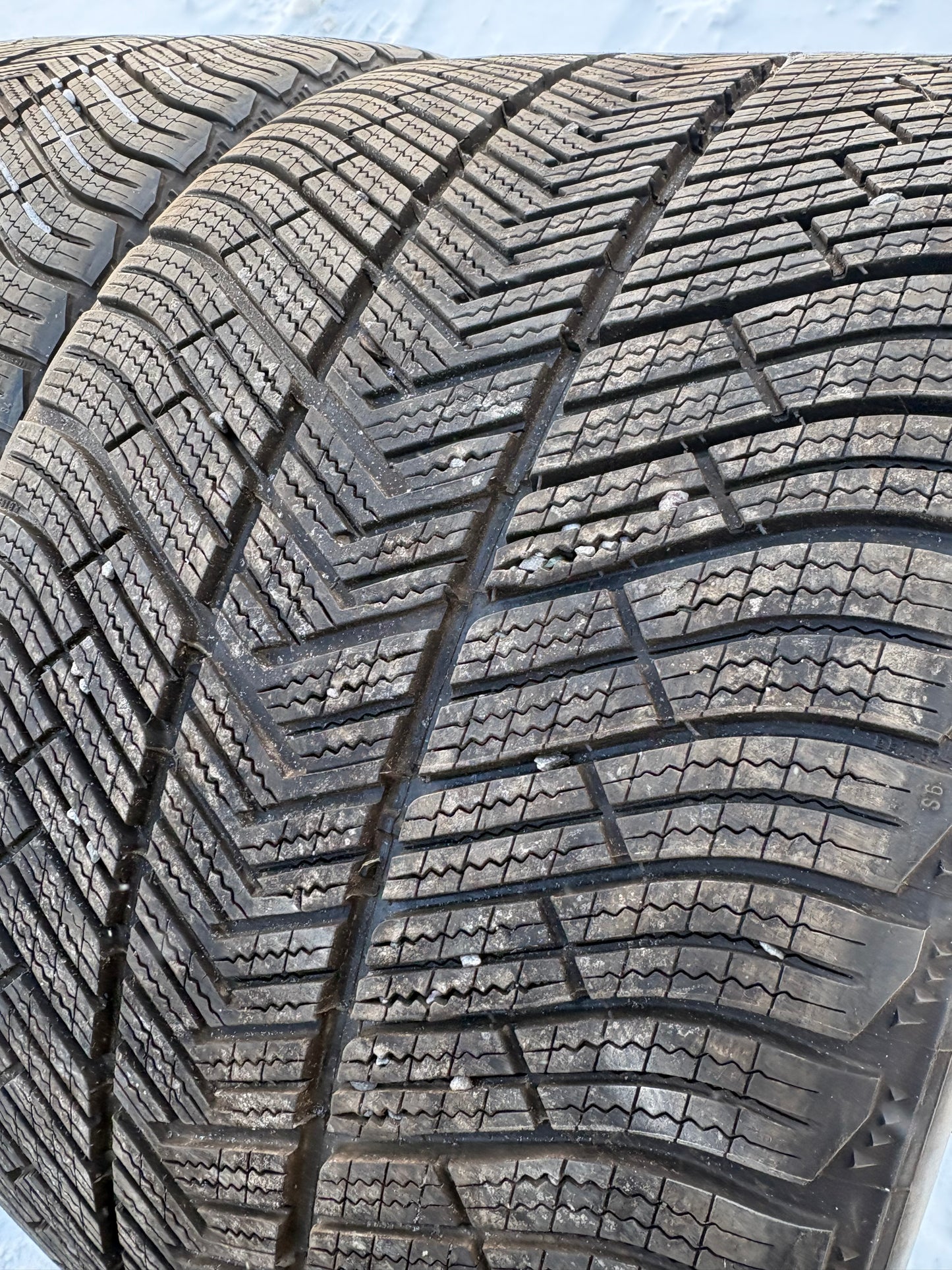 2 pneus d hiver 245/35r20 et 2 pneus 295/30r20 michelin a l état neuf