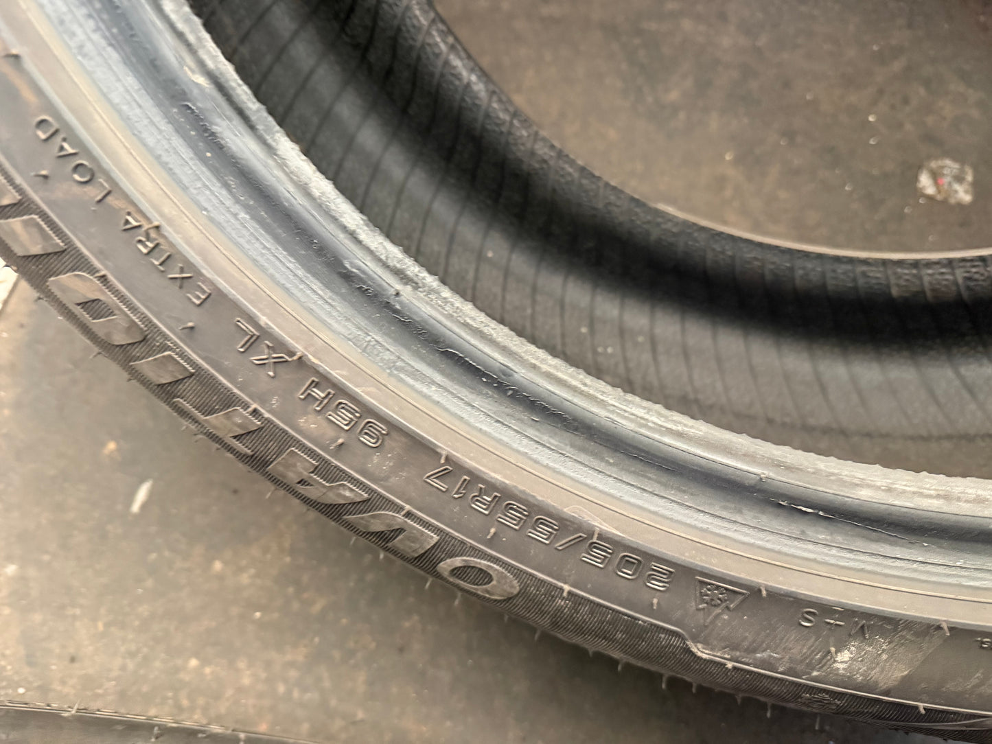 2 pneus d hiver 205/55r17 ovation en bon état