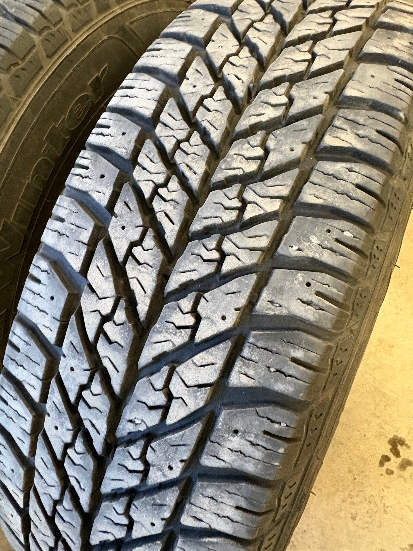 4 pneus d hiver 215/65r16 good year a l etat neuf