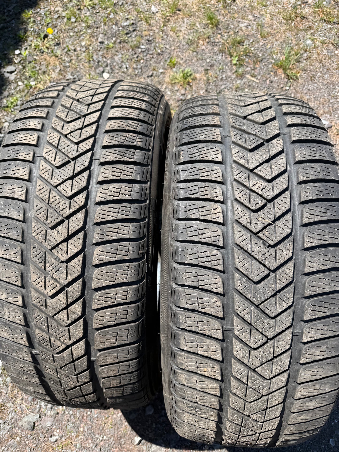 2 pneus d hiver 255/45r19 pirelli en bon etat