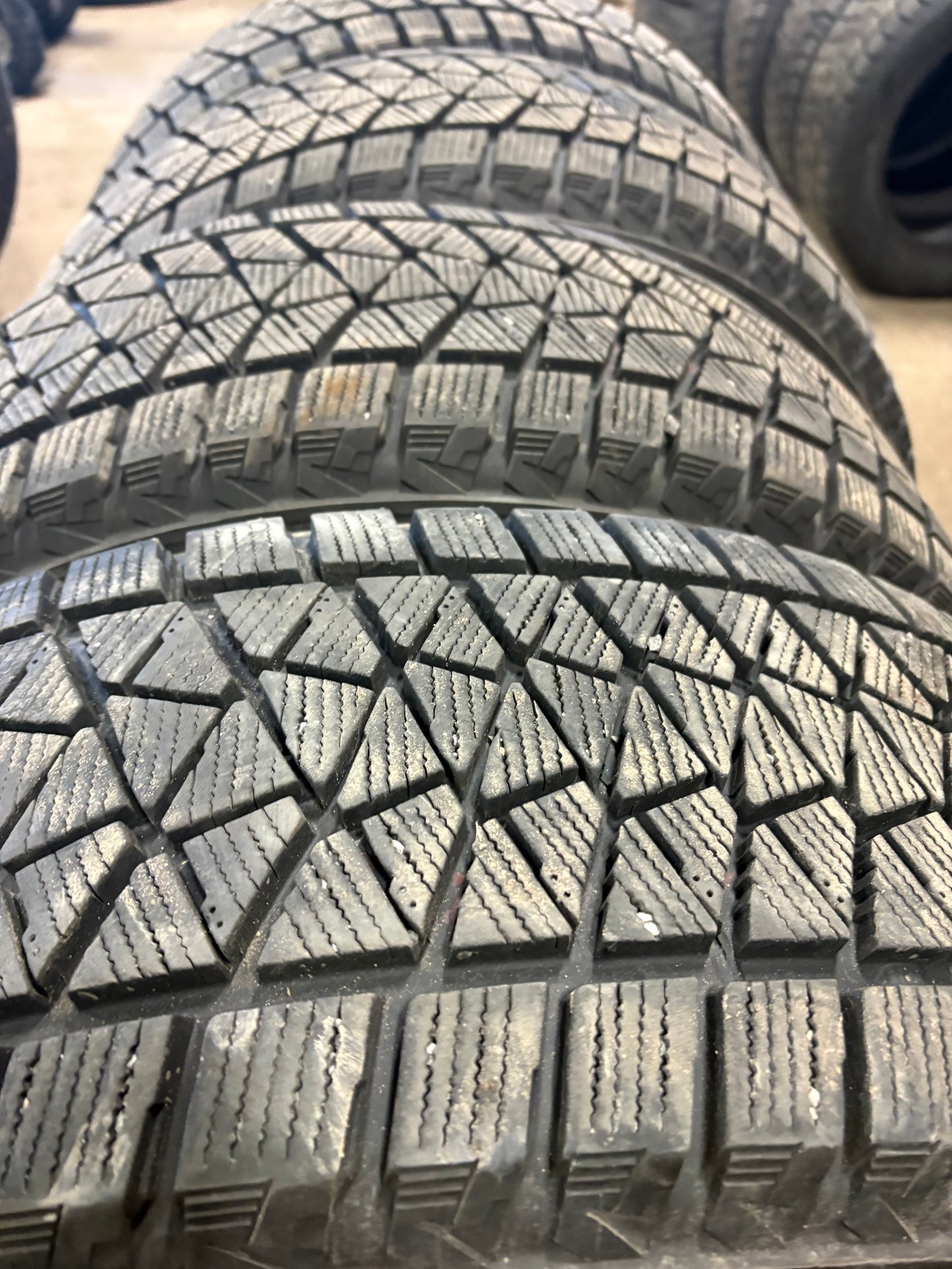 4 pneus d hiver 225/60r17 Bridgestone a l etat neuf