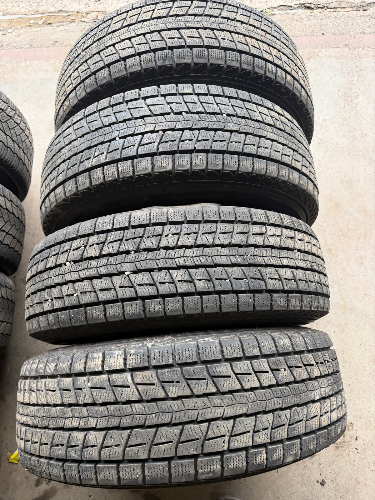 4 pneus d hiver 215/70r16 dunlop a l etat neuf