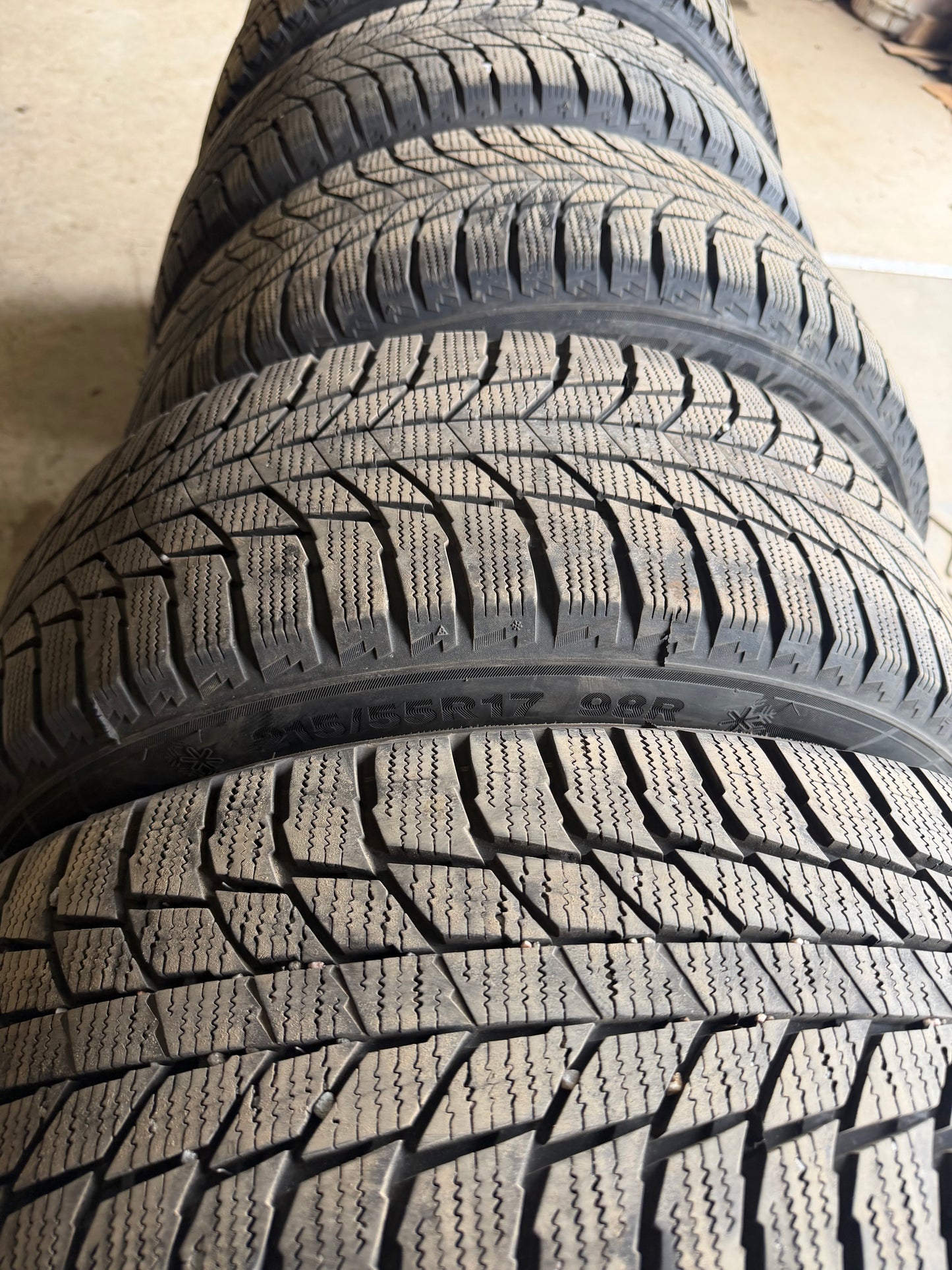 4 pneus d hiver 215/55r17 triangle en tres bon état