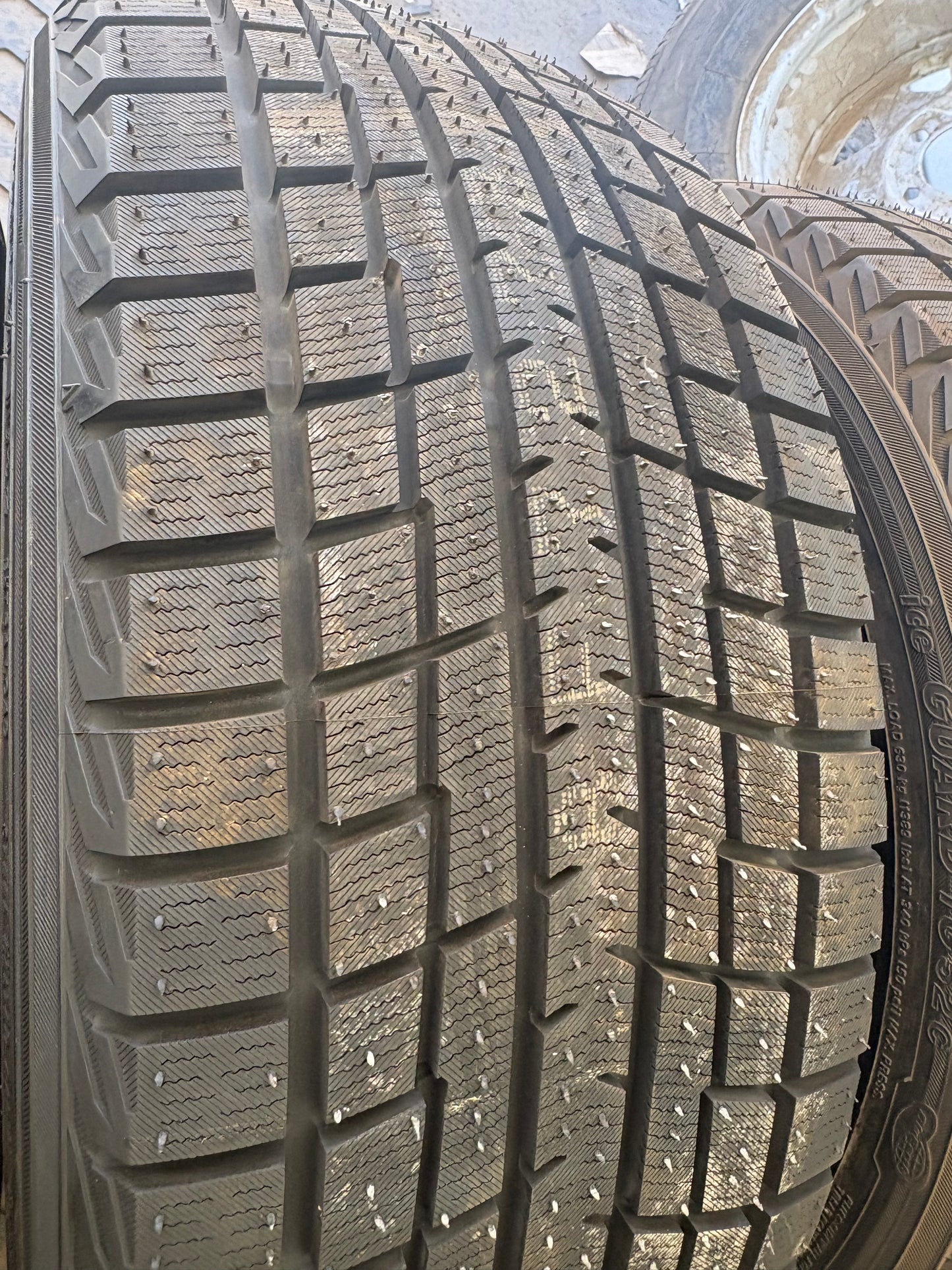 4 pneus d hiver neufs 225/40r18 Yokohama en liquidation