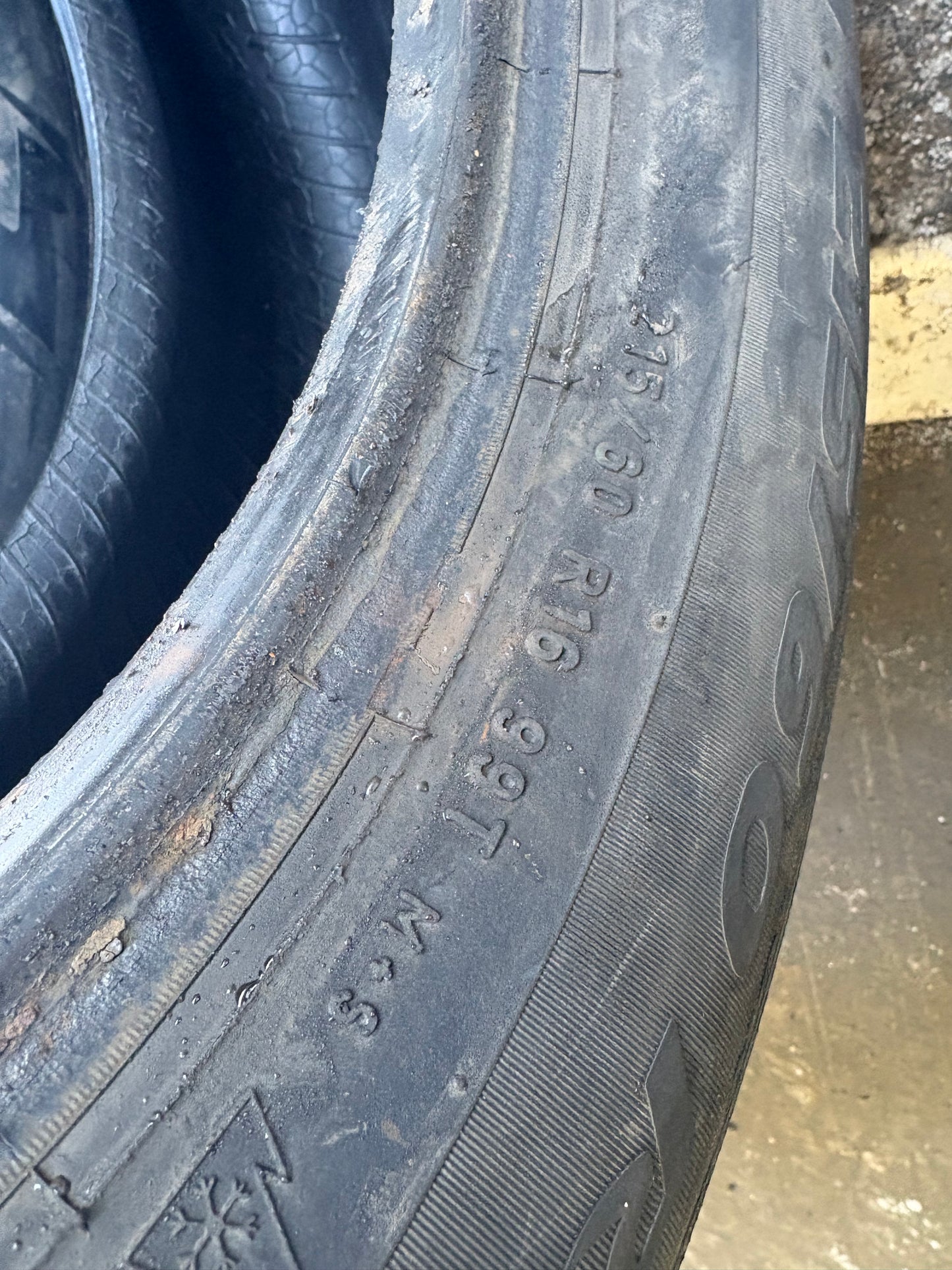 2 pneus d hiver 215/60r16 pirelli en bon état