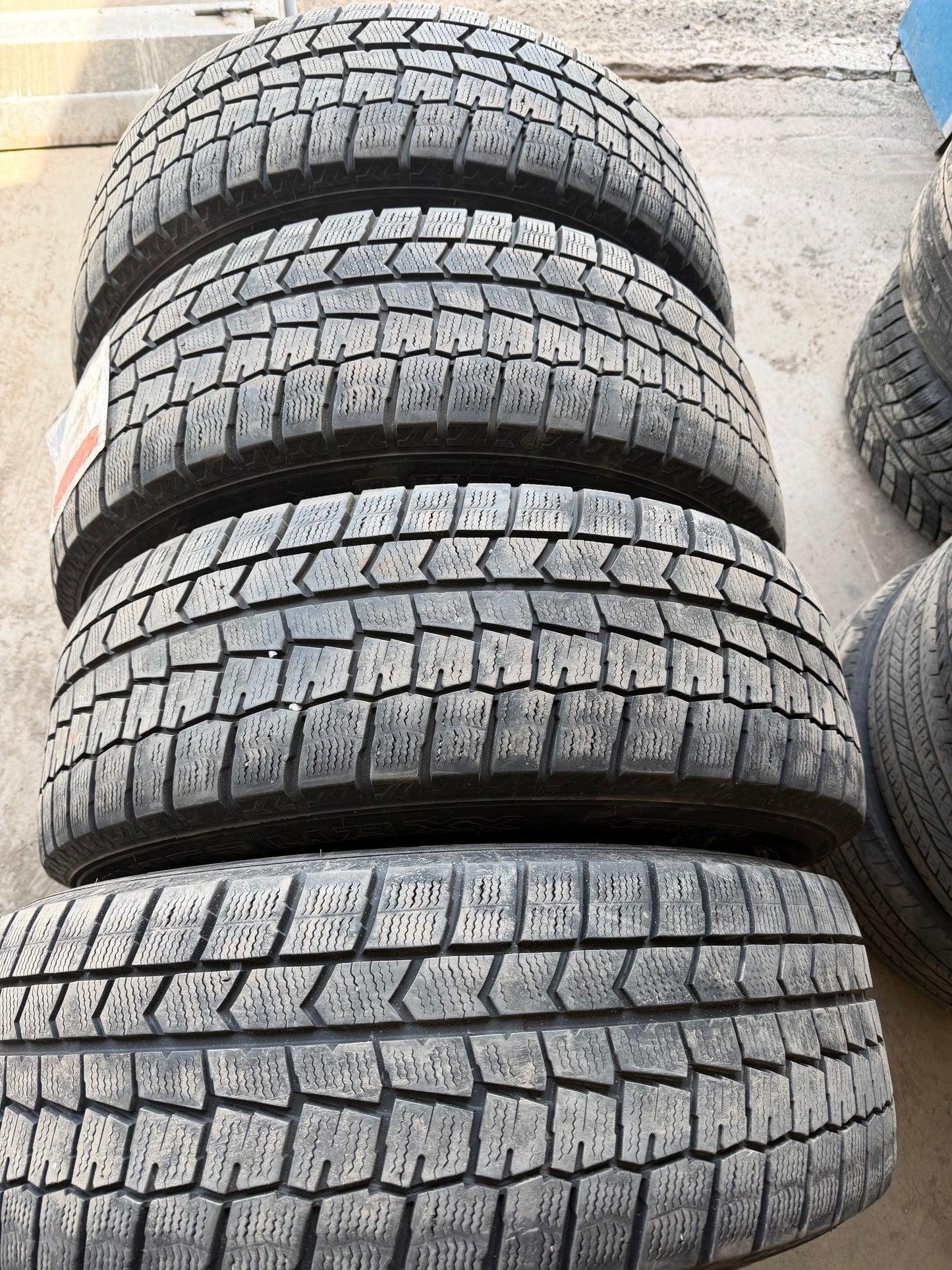 4 pneus d hiver 225/60r17 dunlop en bon état