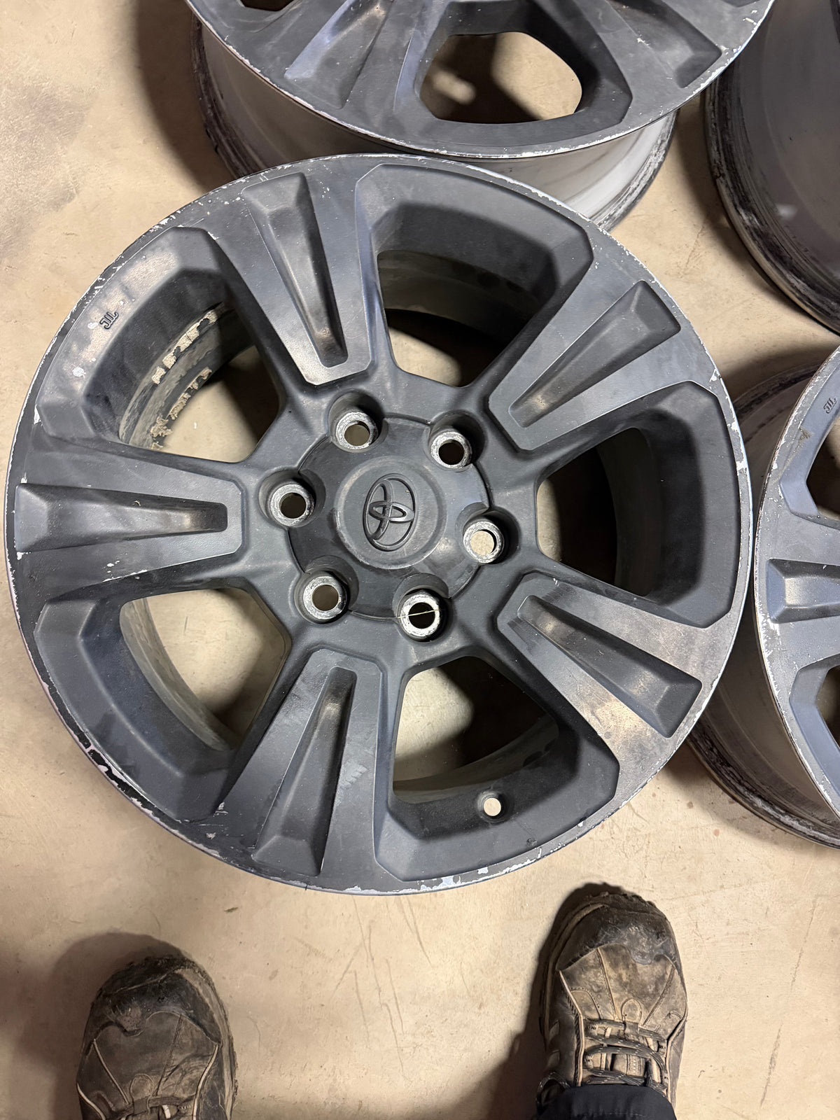 4 mags toyota 17 pouces 6x139.7 en tres bon état