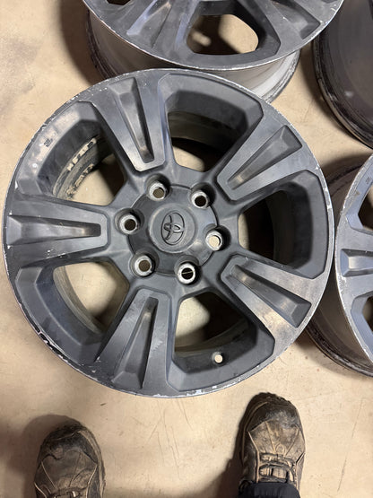 4 mags toyota 17 pouces 6x139.7 en tres bon état