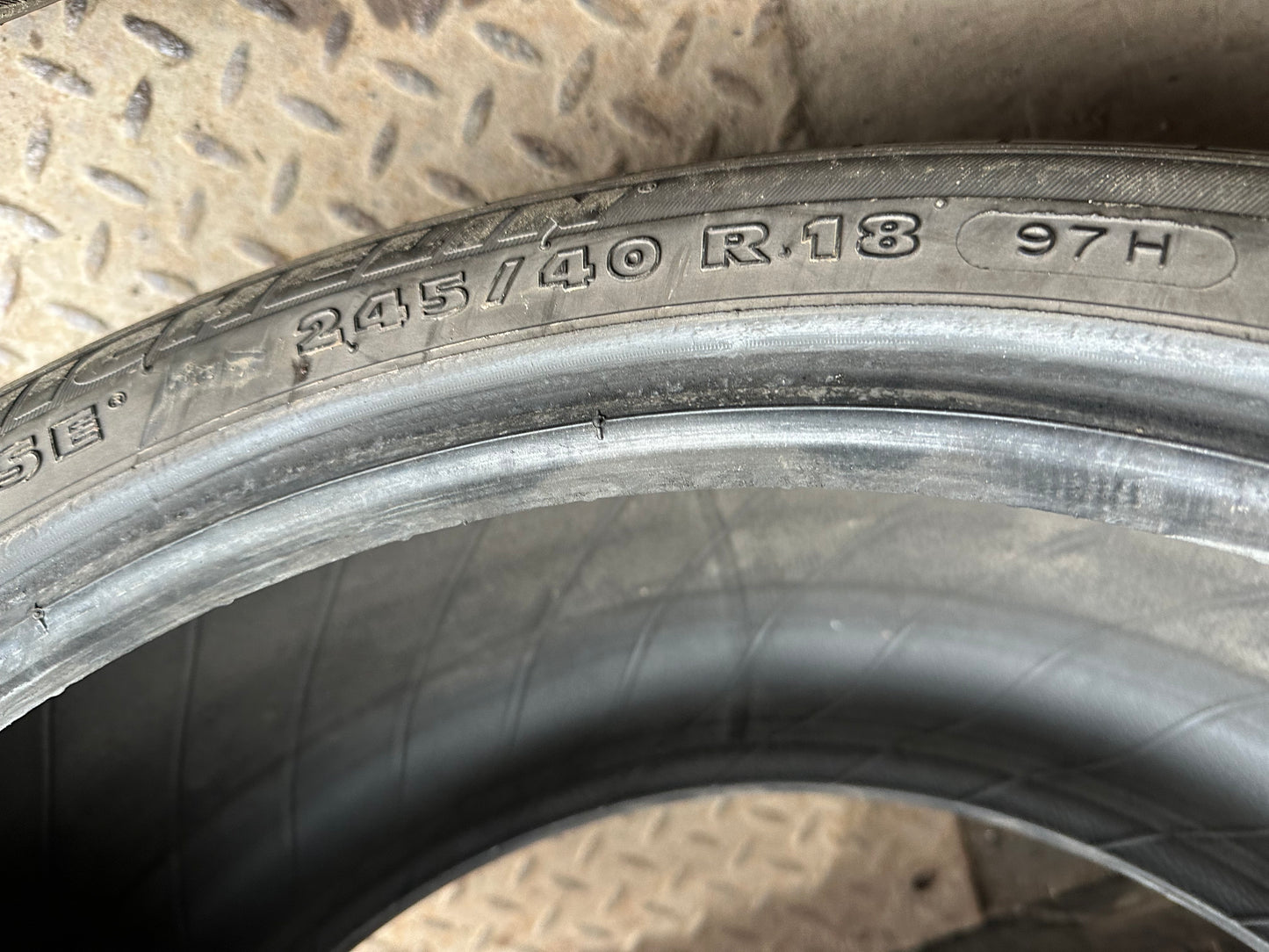 1 pneu d’été 245/40r18 Michelin