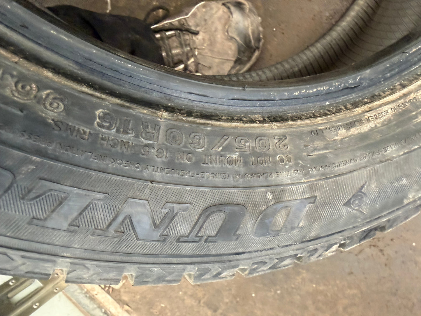 4 pneus d hiver 205/60r16 dunlop en bon état