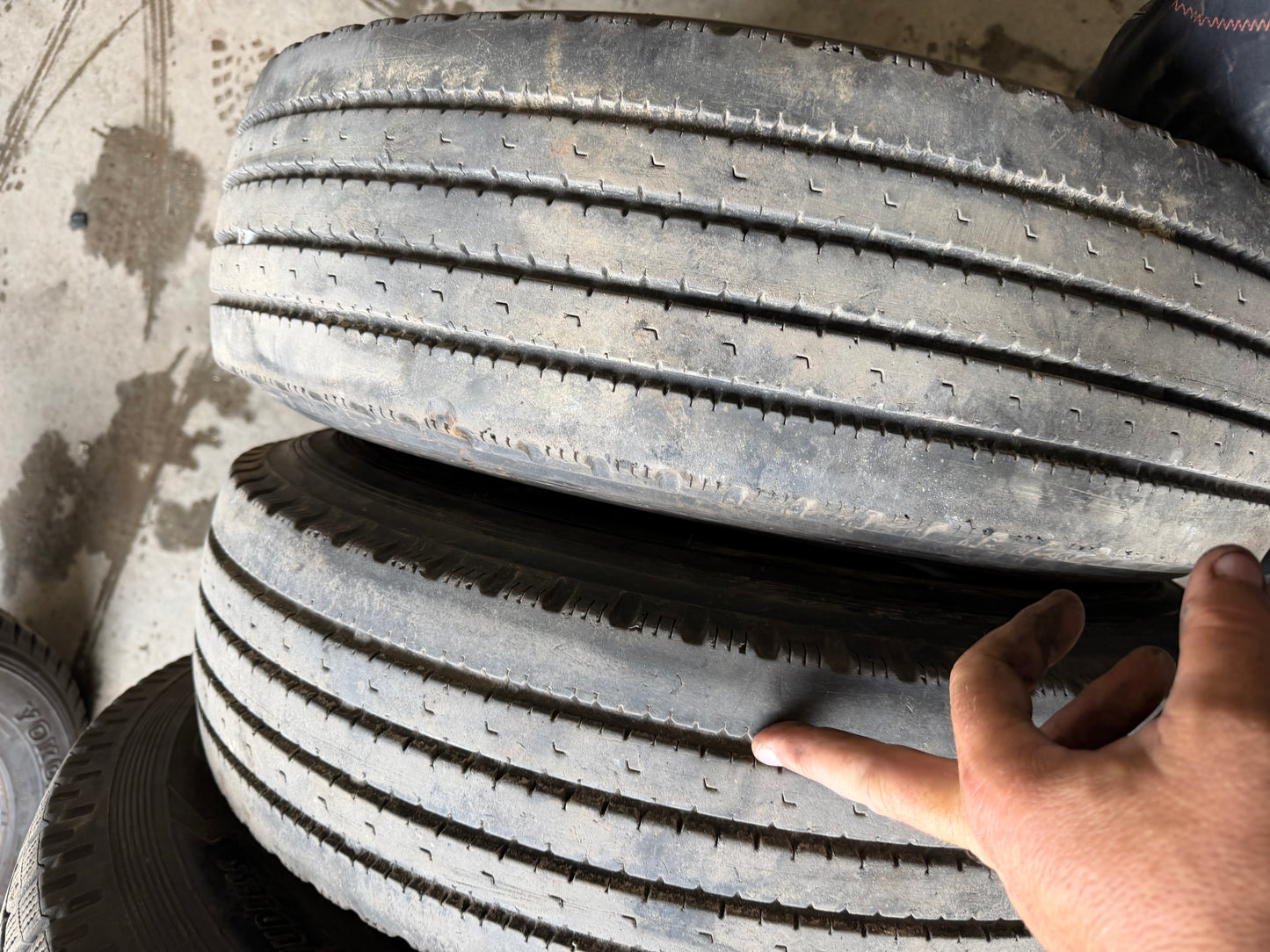 2 pneus d ete lt 215/85r16 Bridgestone 10 plies en tres bon état