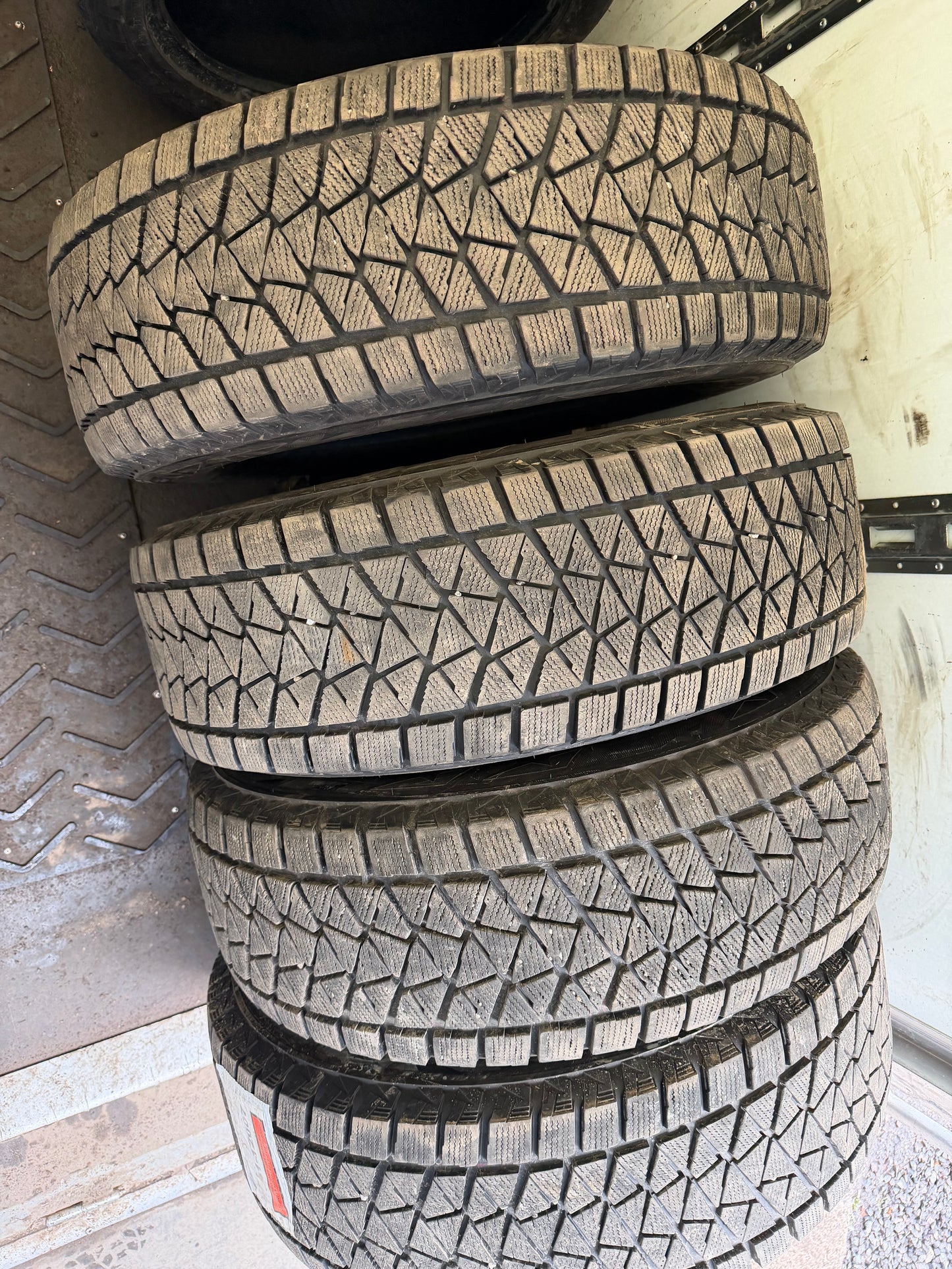 4 pneus d hiver 265/70r17 bridgestone en tres bon état