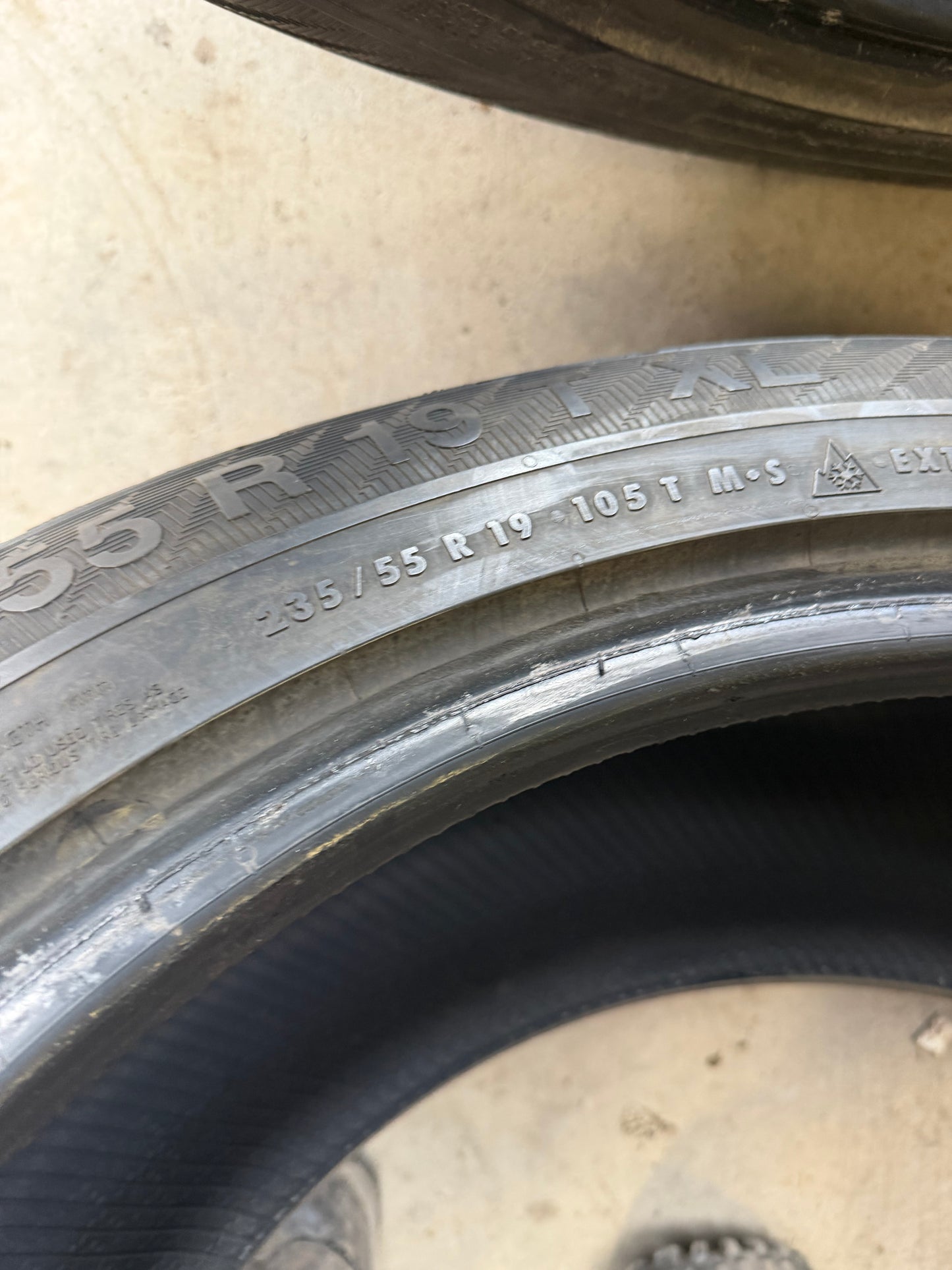 4 pneus d hiver 235/55r19 gislaved en bon état