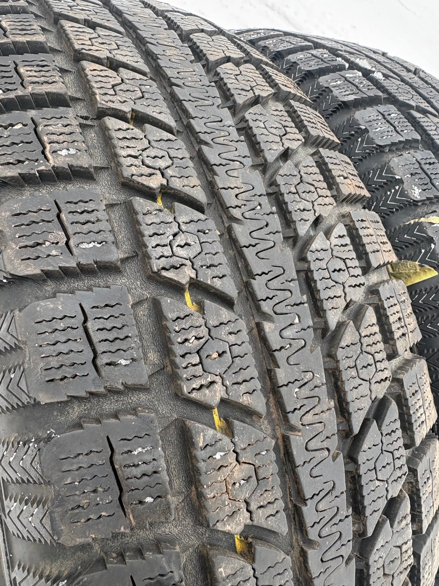 2 pneus d hiver 265/70r17 toyo en tres bon état