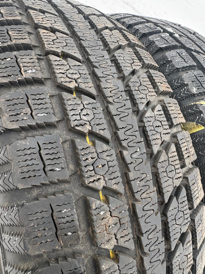 2 pneus d hiver 265/70r17 toyo en tres bon état