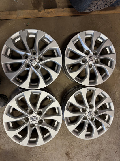 4 mags Nissan 16 pouces 5x114.3 a l etat neuf