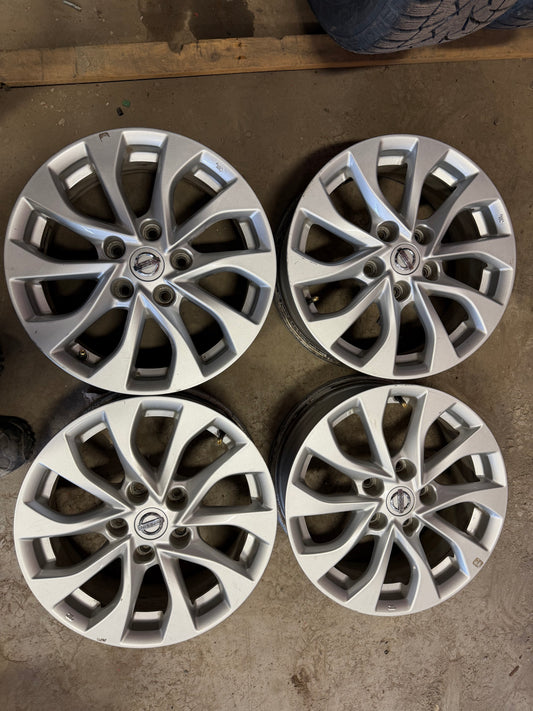 4 mags Nissan 16 pouces 5x114.3 a l etat neuf