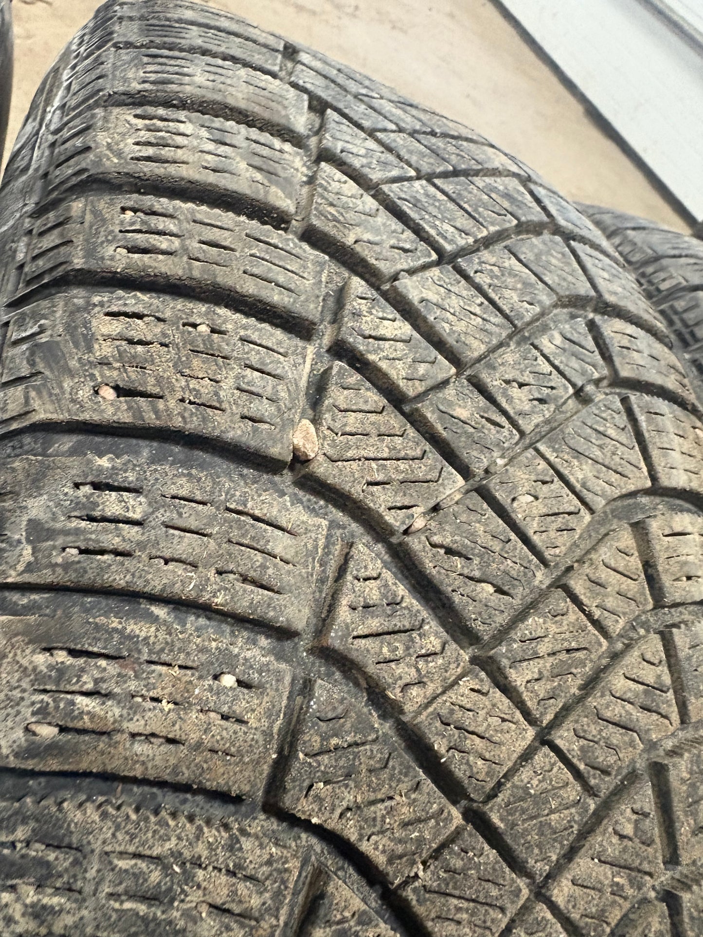 4 pneus d hiver 225/55r17 pirelli en bon etat