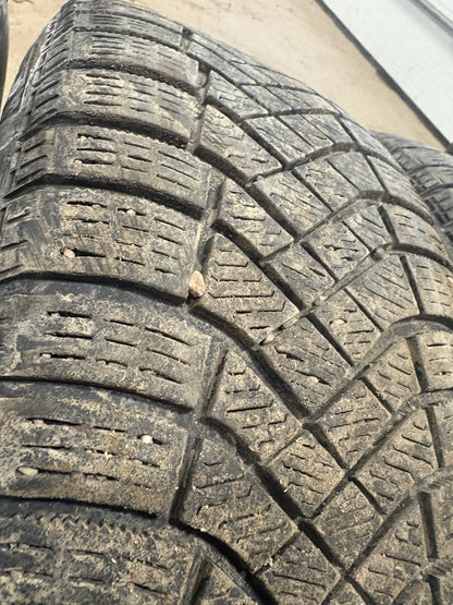 4 pneus d hiver 225/55r17 pirelli en bon etat