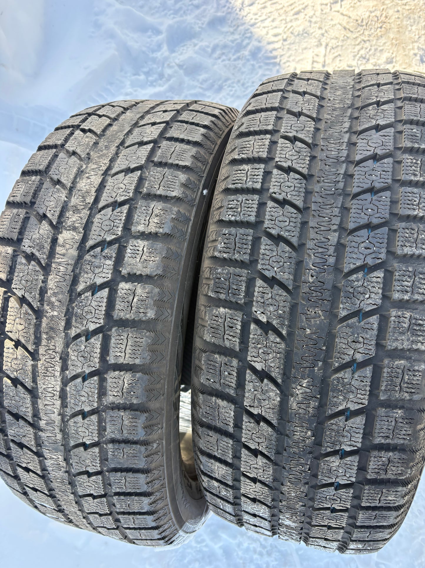 2 pneus d hiver 265/50r20 toyo en bon état