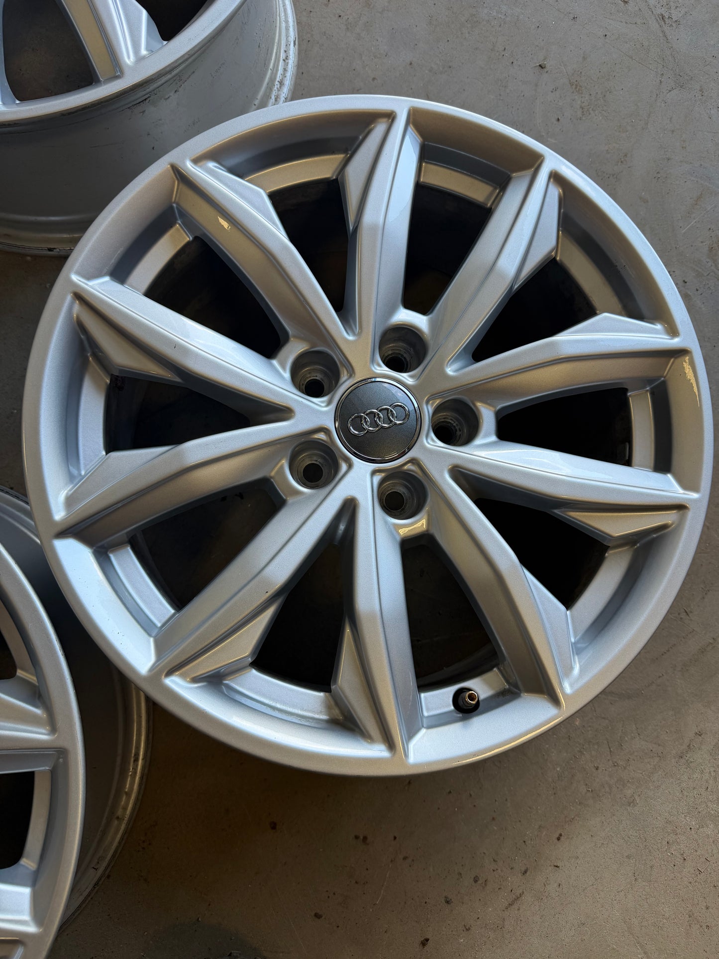 4 mags audi 17 pouces 5x112 a l état neuf