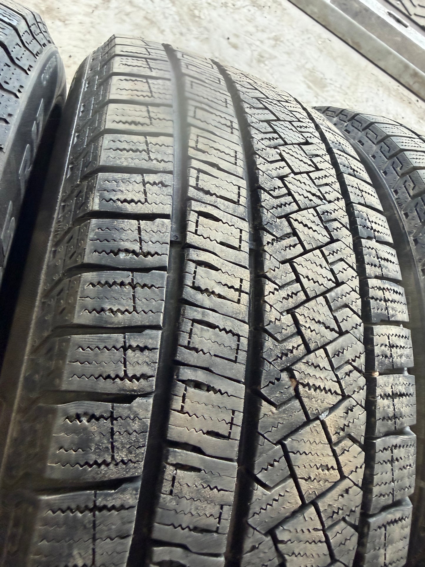 4 pneus d hiver 205/55r17 pirelli a l etat neuf