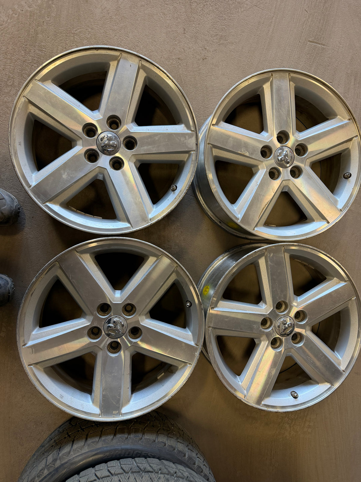 4 mags dodge 18 pouces 5x114.3 67.1 mm de moyeu
