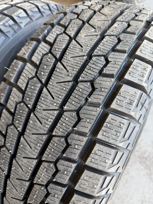 2 pneus d hiver neuf 235/60r18 Yokohama en liquidation