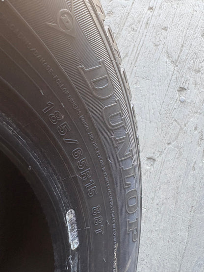 1 pneu d hiver 185/65r15 dunlop en tres bon état