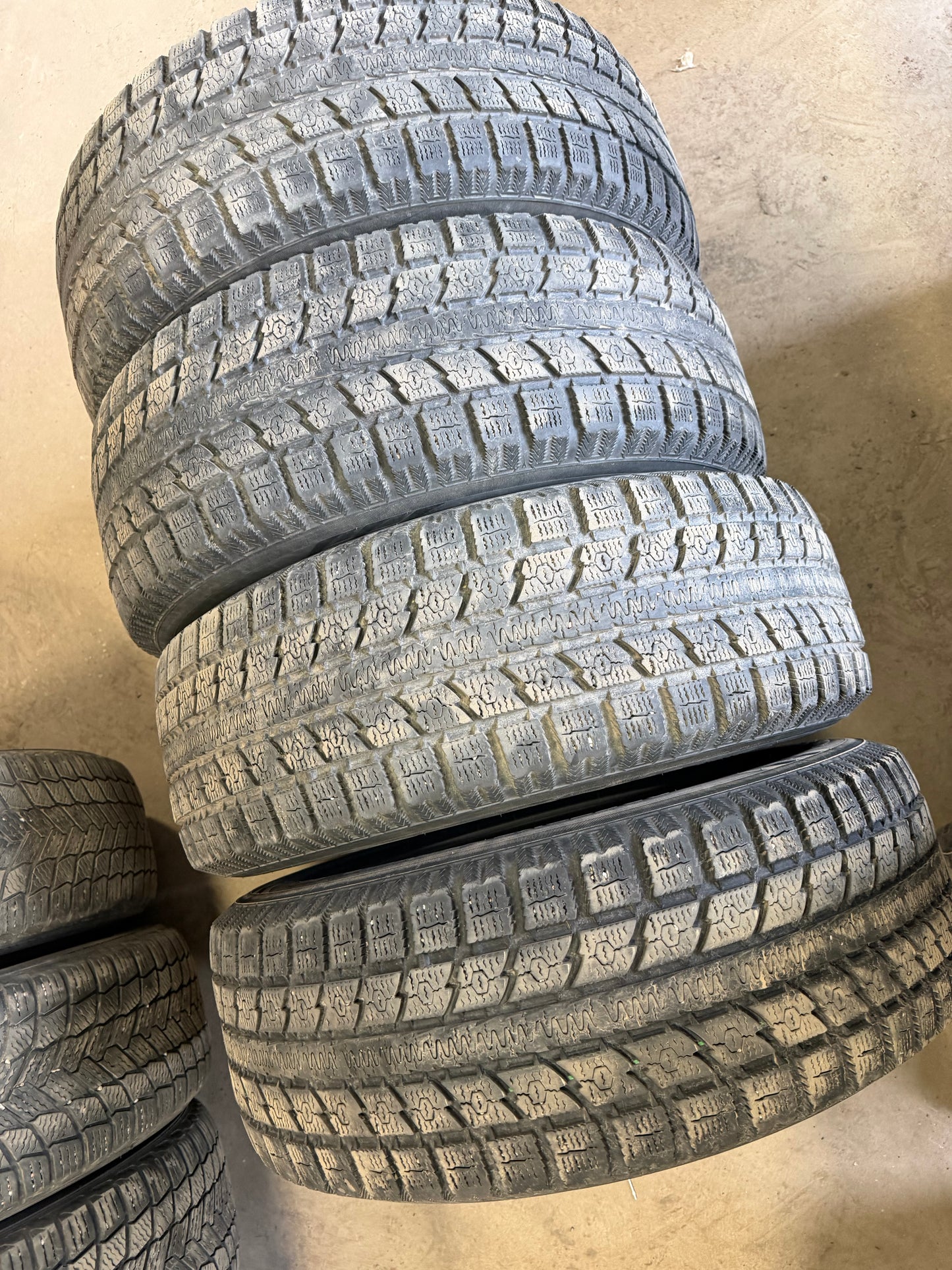 4 pneus d hiver 245/65r17 toyo en bon état