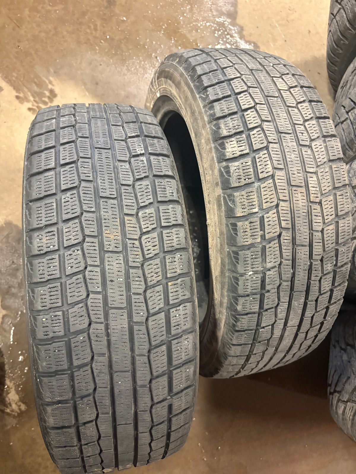 2 pneus d hiver 185/55r16 Yokohama