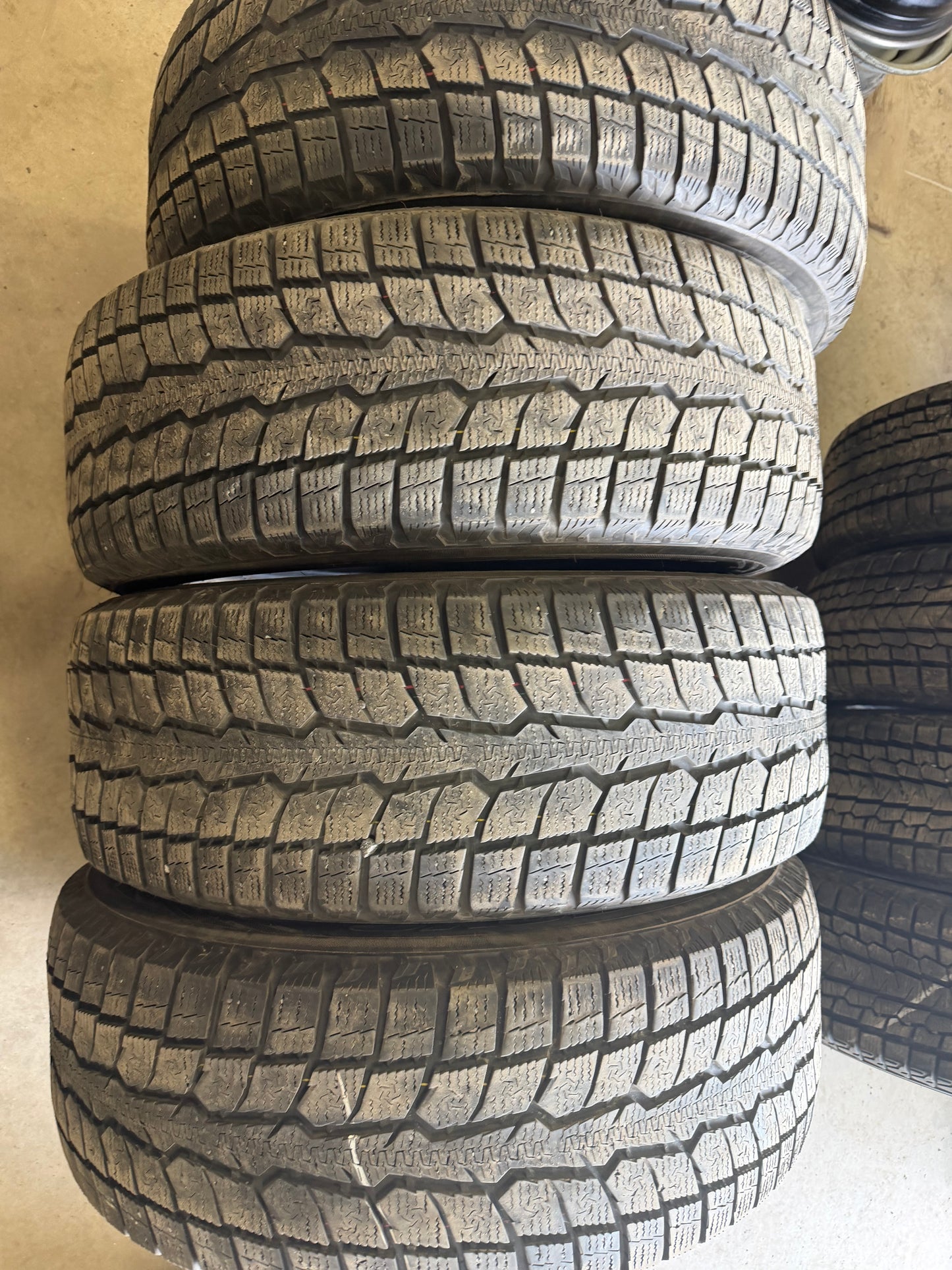 4 pneus d hiver 245/60r18 toyo en bon état