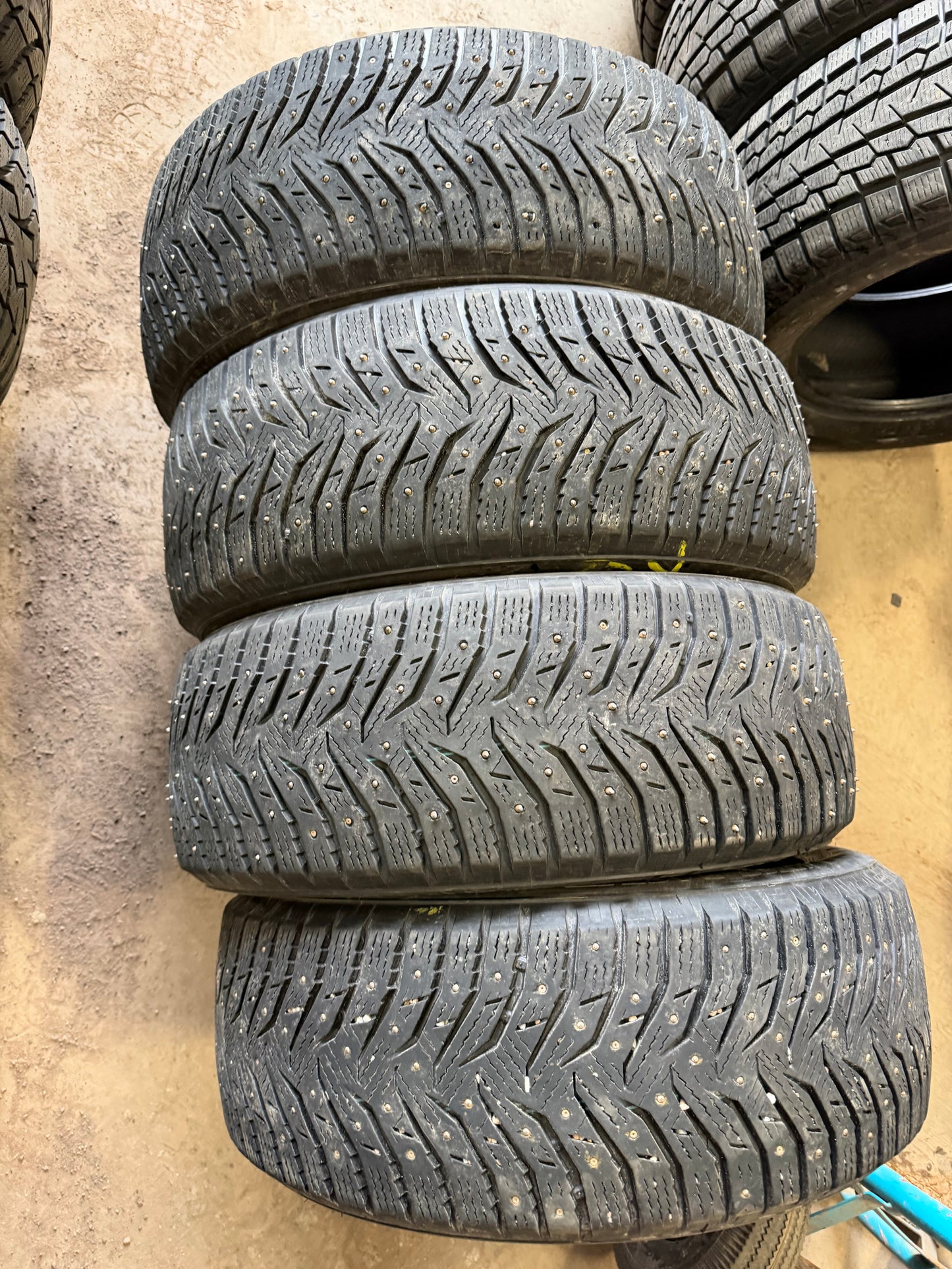 4 pneus d hiver 205/55r16 kumho a clou en tres bon état