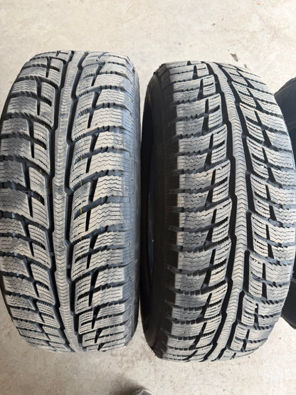 2 pneus d hiver 225/65r17 bf goodrich en tres bon état