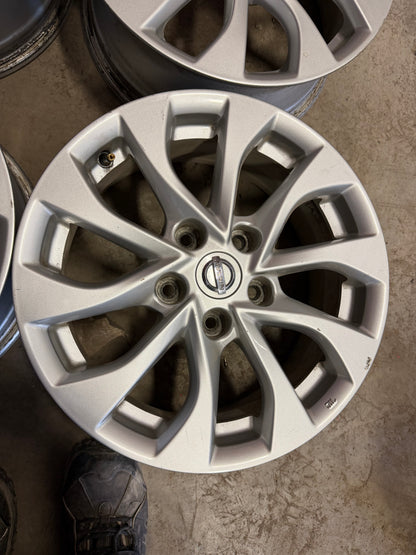 4 mags Nissan 16 pouces 5x114.3 a l etat neuf