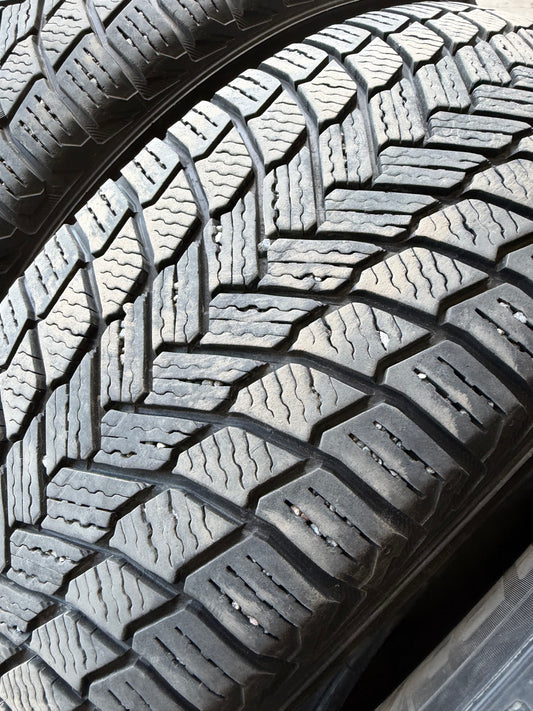 4 pneus d hiver 245/60r18 michelin en bon état