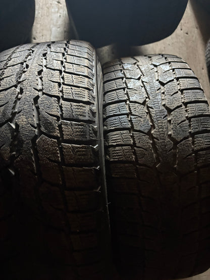 2 pneus d hiver 215/55r17 toyo