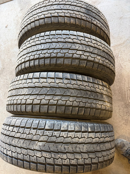 4 pneus d hiver 225/65r17 Yokohama en tres bon état