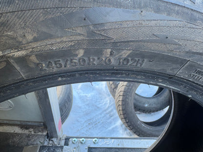 2 pneus d hiver 245/50r20 toyo en bon état