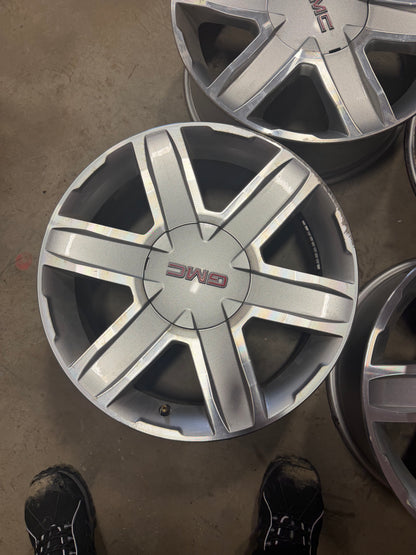4 mags gmc 18 pouces 5x120 en tres bon état