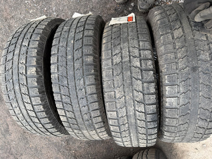 4 pneus d hiver 215/70r16 toyo