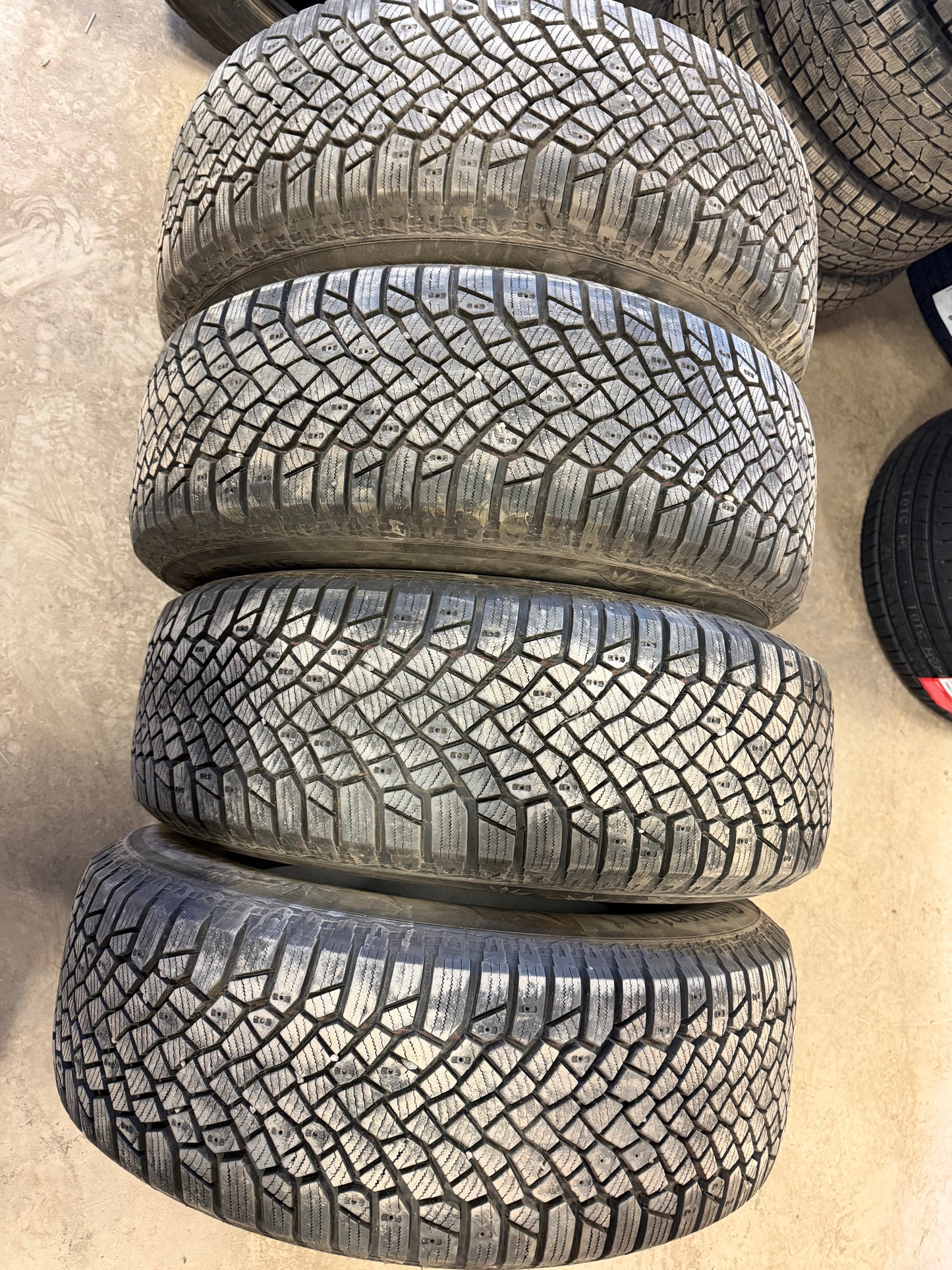 4 pneus d hiver 235/65r17 continental a l etat neuf